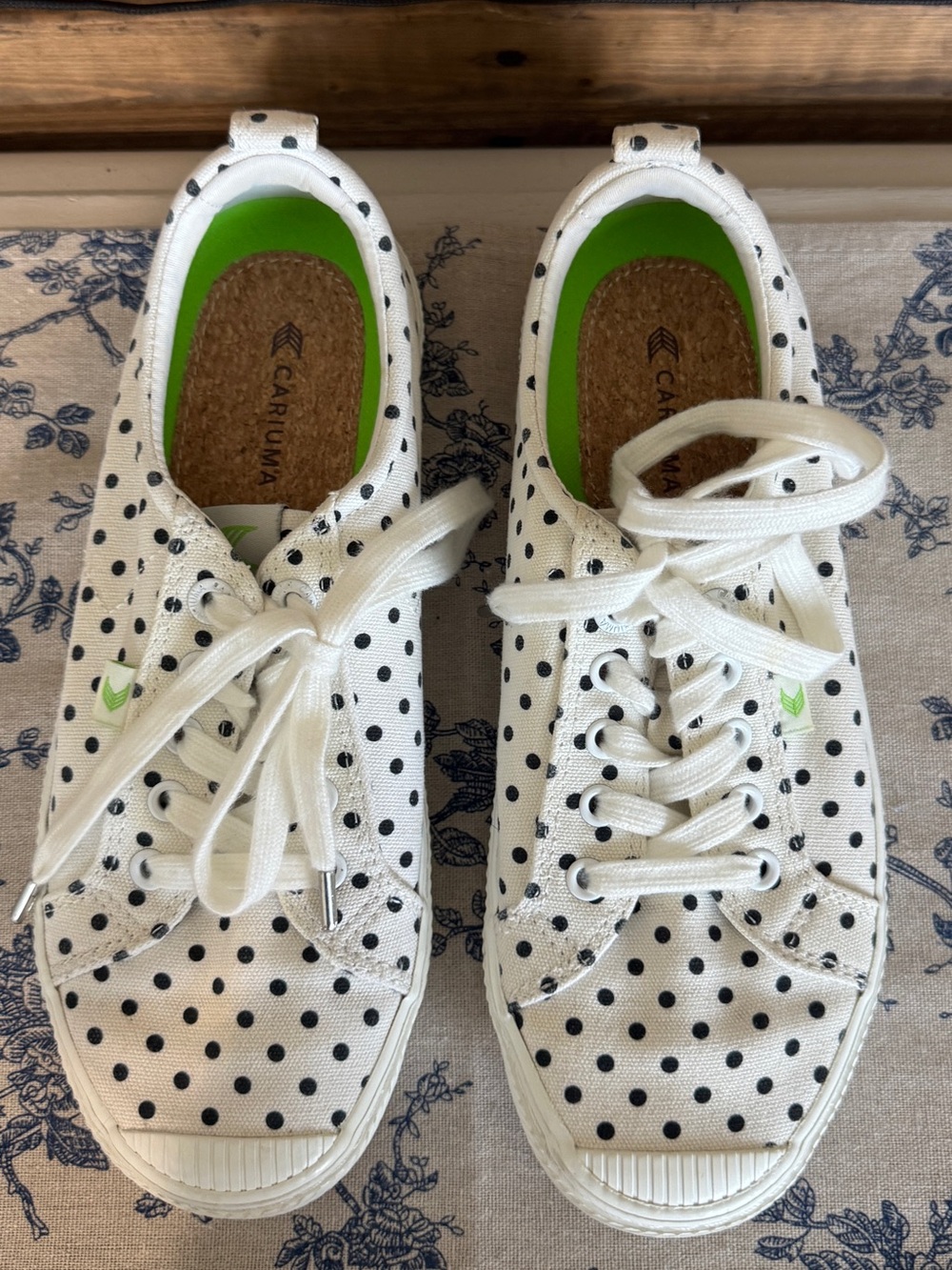 Cariuma OCA Low White Black Polka Dot Canvas Sneakers Women's 9 EU 40